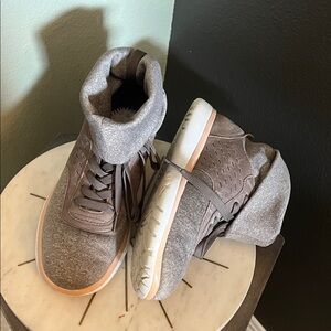 🛑 1 hour sale UGG’s, size 10, Islay Cozy Gray high top Sneakers, EUC